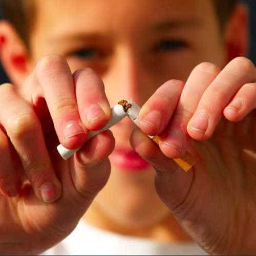 Rauchfrei Meditation ganz leicht Rauchen aufhören Mann zerbricht Zigarette